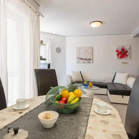 Max By Guide Apartman *